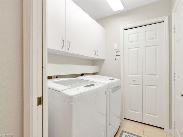 2130 Aberdeen LN 9-102, Naples, FL 34109