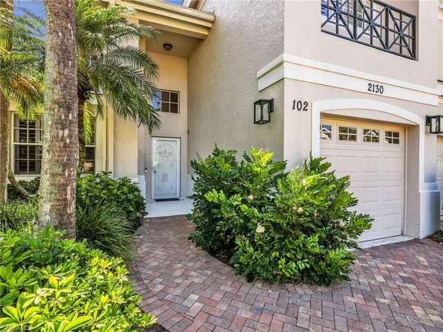 2130 Aberdeen LN 9-102, Naples, FL 34109