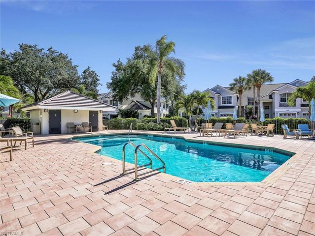 2130 Aberdeen LN 9-102, Naples, FL 34109