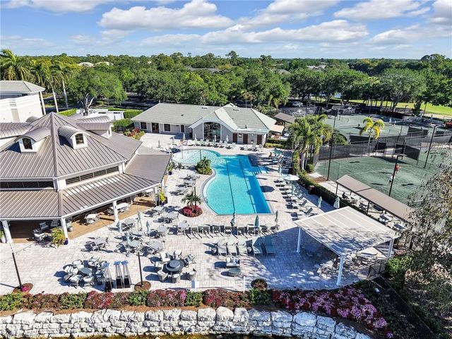 2130 Aberdeen LN 9-102, Naples, FL 34109