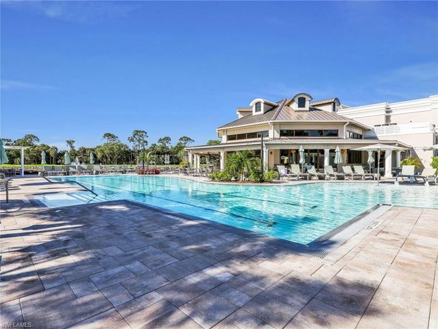 2130 Aberdeen LN 9-102, Naples, FL 34109