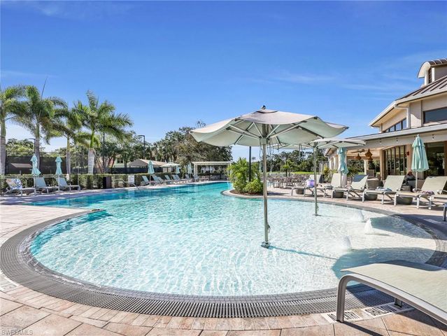 2130 Aberdeen LN 9-102, Naples, FL 34109