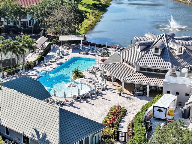 2130 Aberdeen LN 9-102, Naples, FL 34109