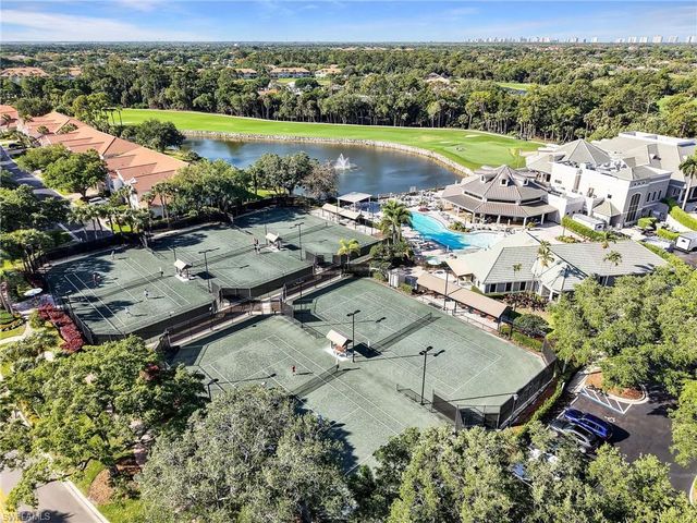 2130 Aberdeen LN 9-102, Naples, FL 34109
