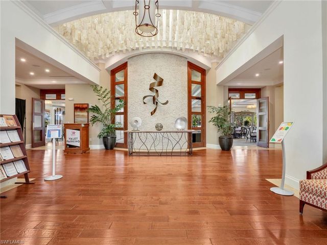 2130 Aberdeen LN 9-102, Naples, FL 34109