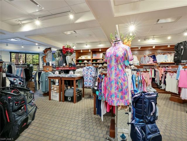 2130 Aberdeen LN 9-102, Naples, FL 34109