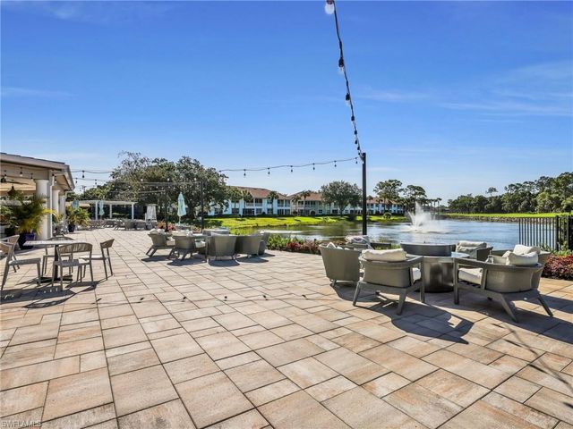 2130 Aberdeen LN 9-102, Naples, FL 34109