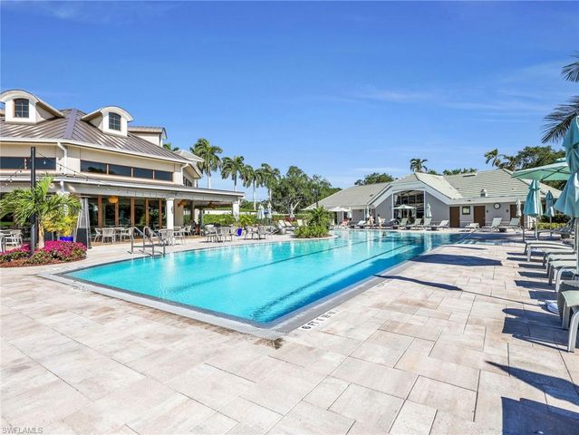 2130 Aberdeen LN 9-102, Naples, FL 34109