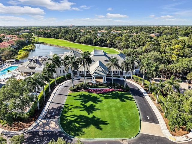 2130 Aberdeen LN 9-102, Naples, FL 34109