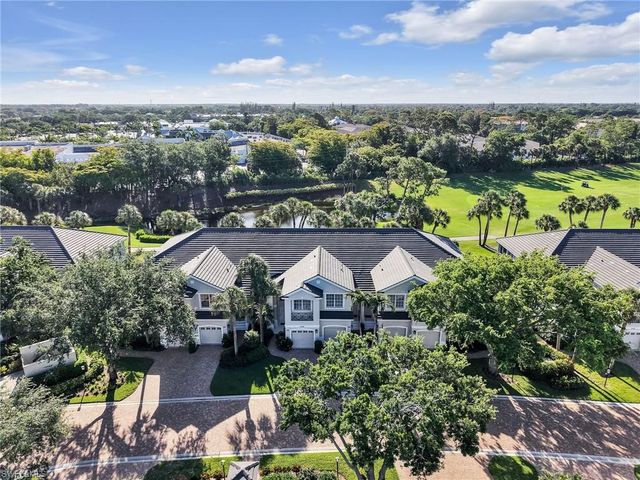 2130 Aberdeen LN 9-102, Naples, FL 34109