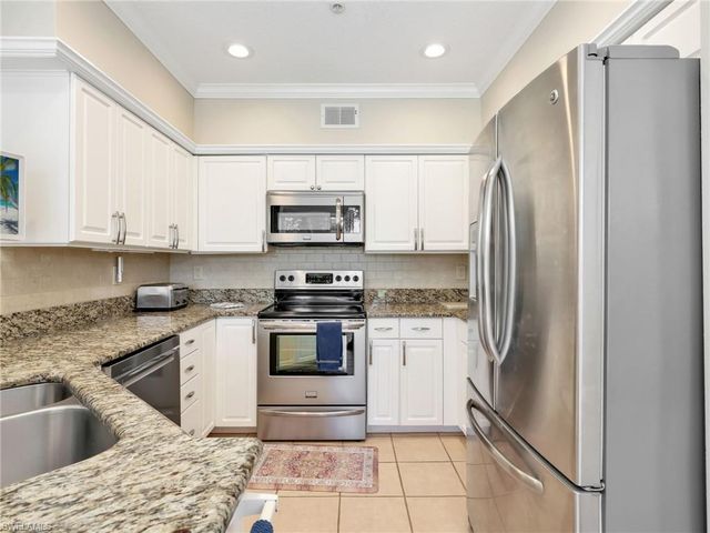2130 Aberdeen LN 9-102, Naples, FL 34109