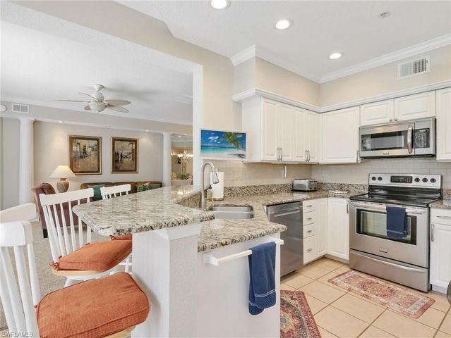2130 Aberdeen LN 9-102, Naples, FL 34109