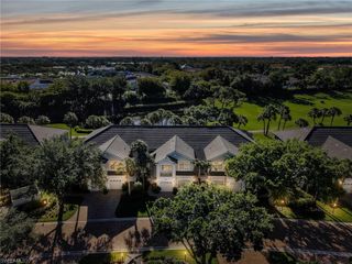 2130 Aberdeen LN 9-102, Naples, FL 34109