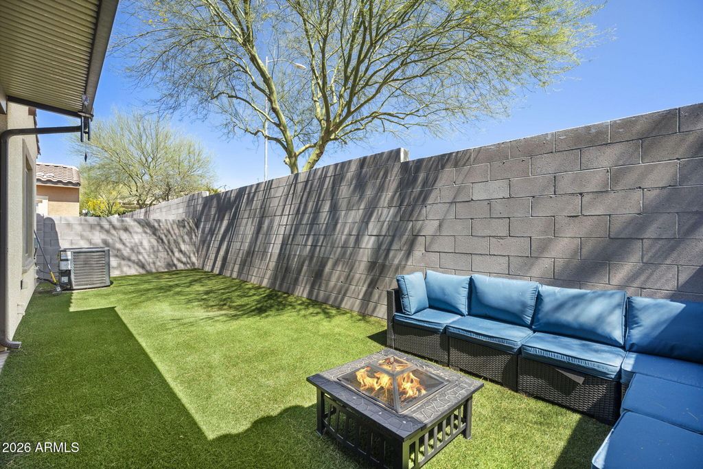Image 11 of property listing at 1500 E WAHALLA Lane E7, Phoenix, AZ 85024