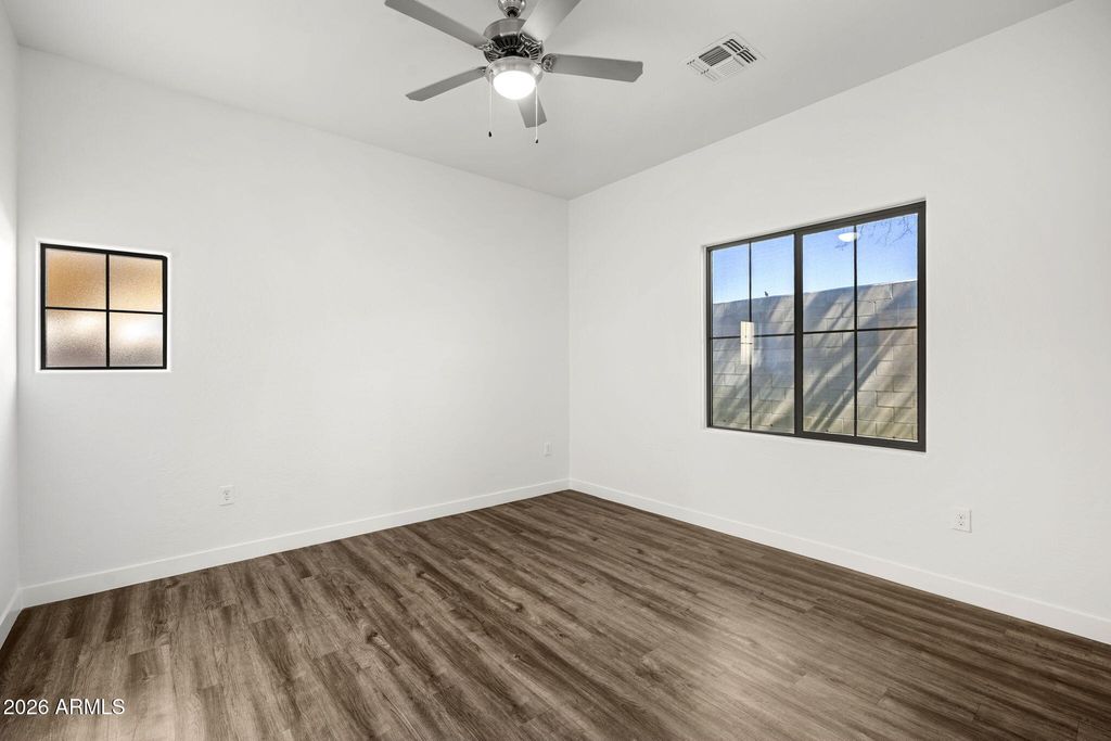 Image 12 of property listing at 1500 E WAHALLA Lane E7, Phoenix, AZ 85024