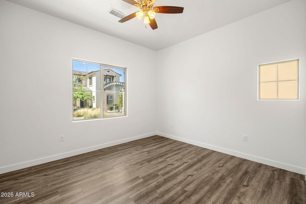 Image 16 of property listing at 1500 E WAHALLA Lane E7, Phoenix, AZ 85024