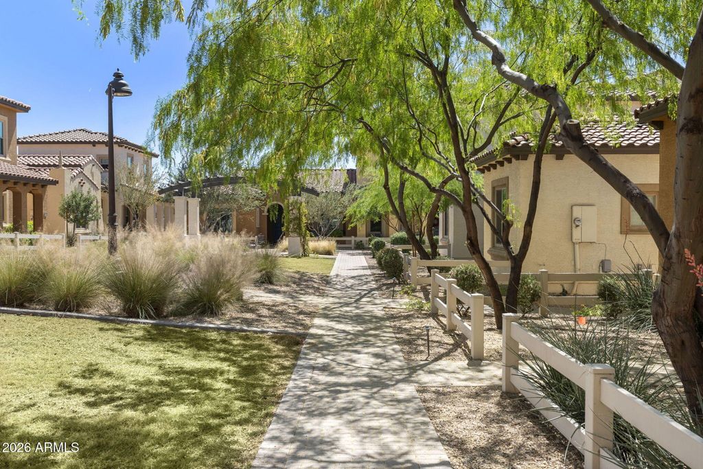 Image 21 of property listing at 1500 E WAHALLA Lane E7, Phoenix, AZ 85024