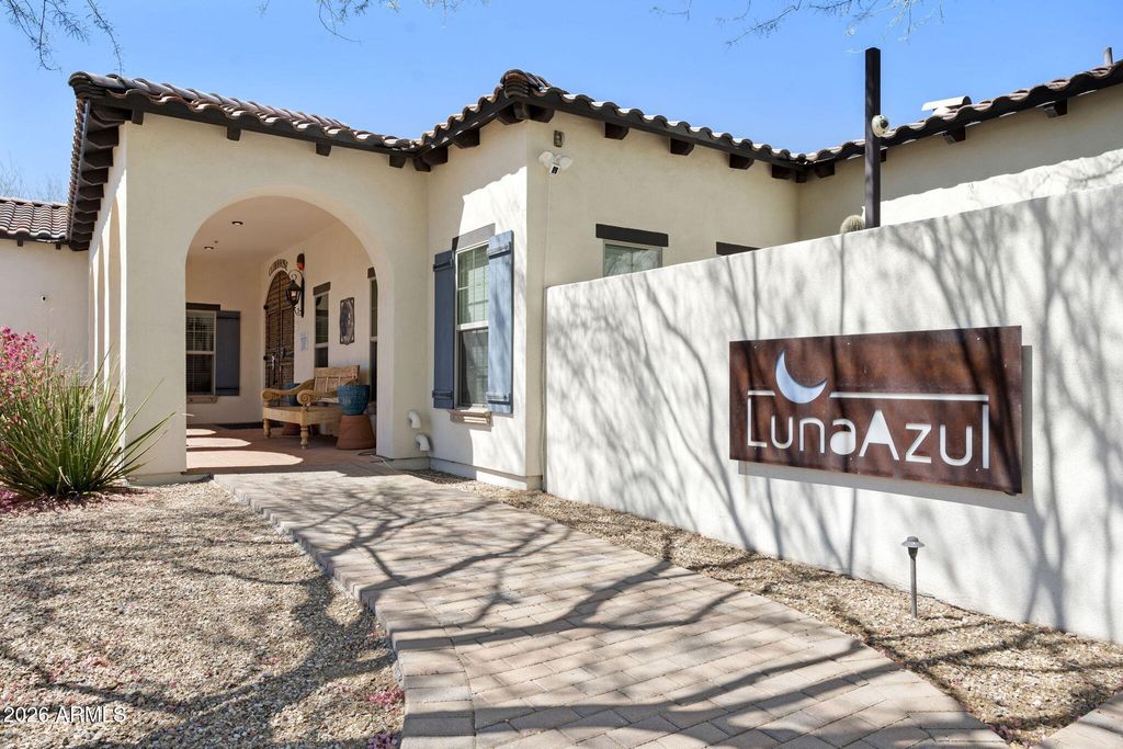 Image 3 of property listing at 1500 E WAHALLA Lane E7, Phoenix, AZ 85024