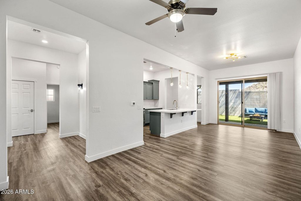 Image 5 of property listing at 1500 E WAHALLA Lane E7, Phoenix, AZ 85024