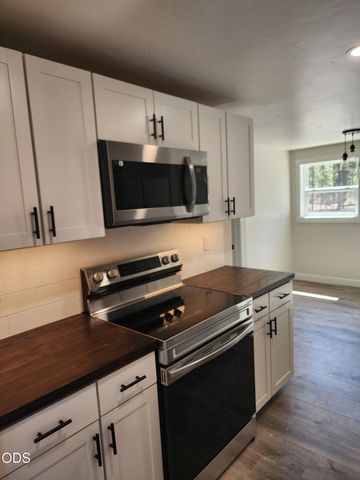 52318 Dustan Road, La Pine, OR 97739