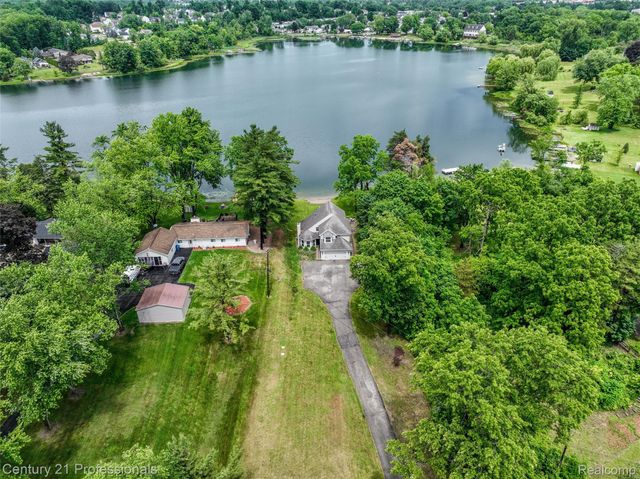 1052 Maple Heights Drive, White Lake Charter Township, MI 48386
