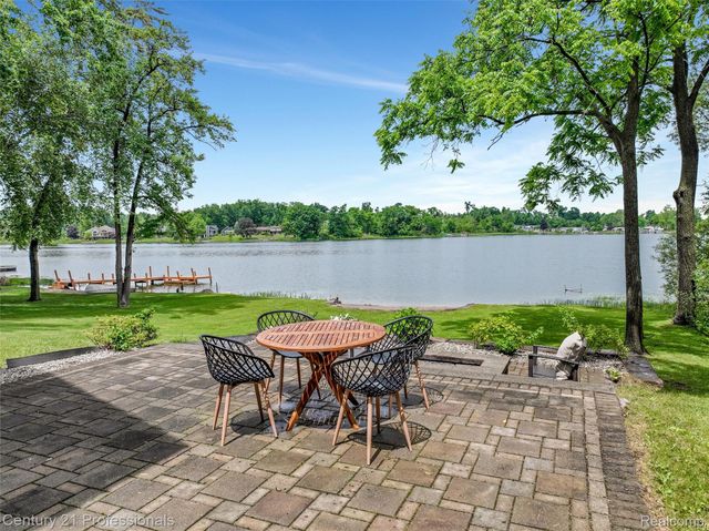 1052 Maple Heights Drive, White Lake Charter Township, MI 48386