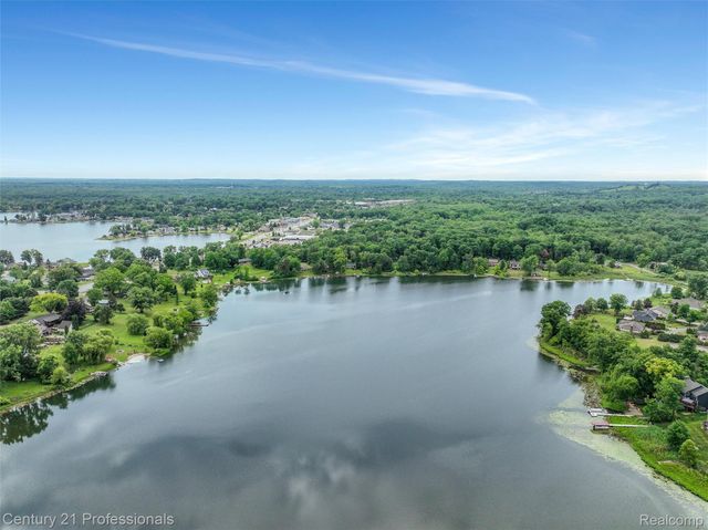 1052 Maple Heights Drive, White Lake Charter Township, MI 48386