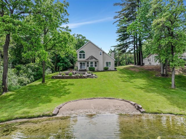 1052 Maple Heights Drive, White Lake Charter Township, MI 48386