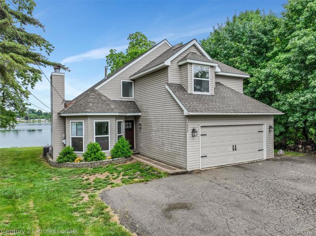 1052 Maple Heights Drive, White Lake Charter Township, MI 48386