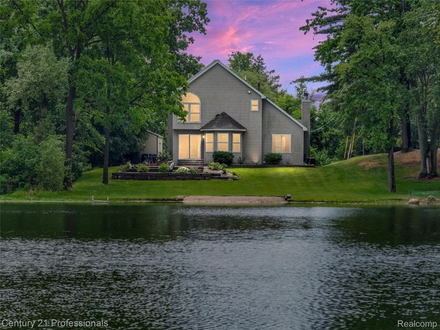 1052 Maple Heights Drive, White Lake Charter Township, MI 48386