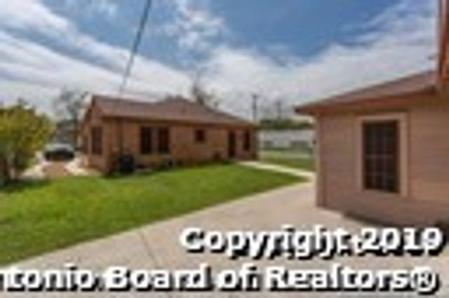 1633 W KINGS HWY, San Antonio, TX 78201