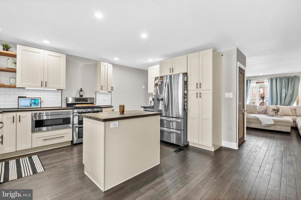 Image 11 of property listing at 12449 SWEET BRIAR RD, Philadelphia, PA 19154