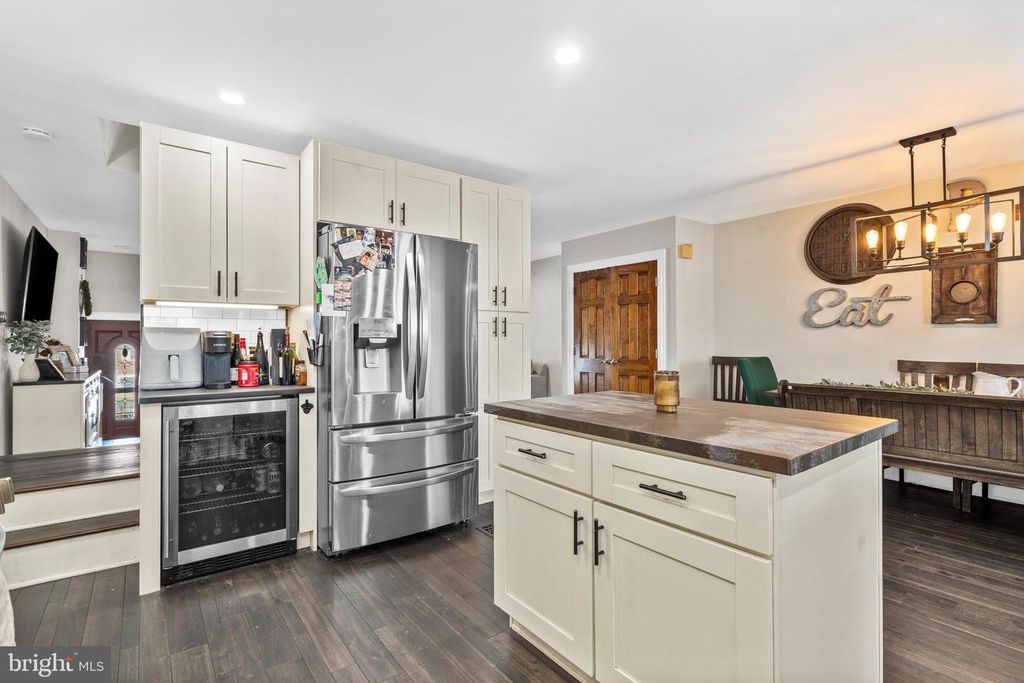 Image 13 of property listing at 12449 SWEET BRIAR RD, Philadelphia, PA 19154