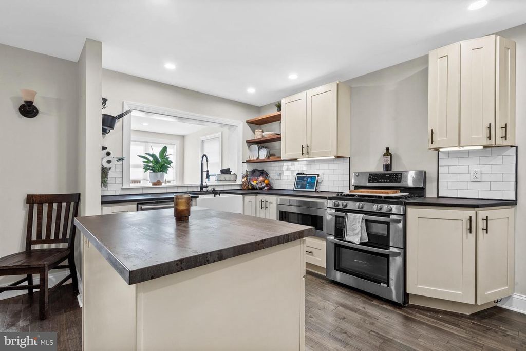 Image 14 of property listing at 12449 SWEET BRIAR RD, Philadelphia, PA 19154