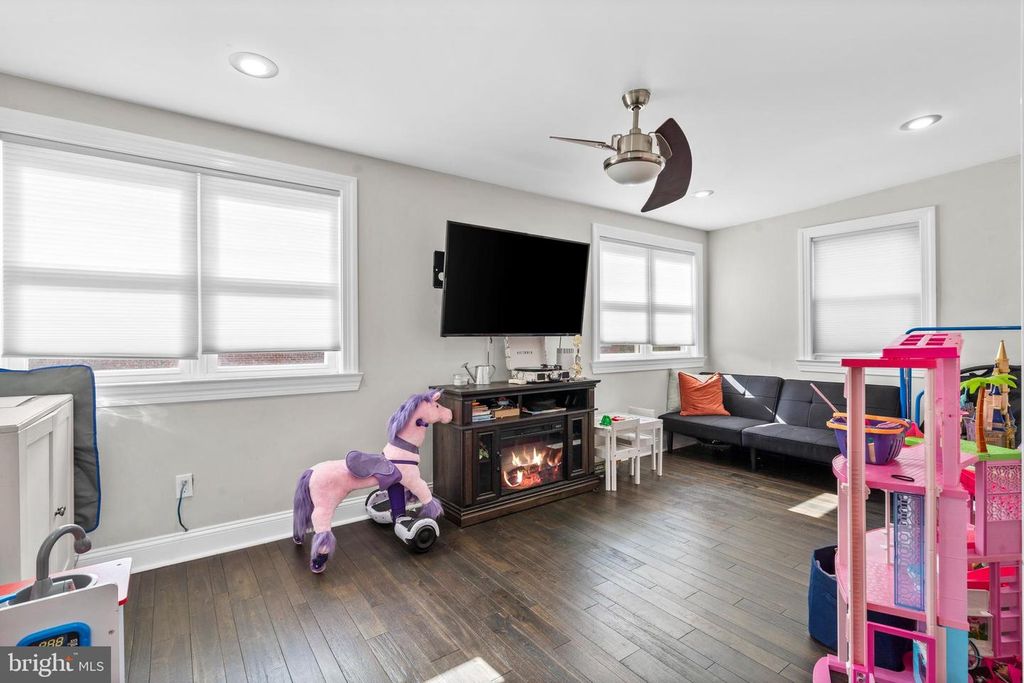 Image 15 of property listing at 12449 SWEET BRIAR RD, Philadelphia, PA 19154