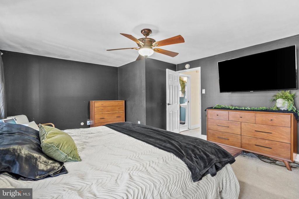 Image 19 of property listing at 12449 SWEET BRIAR RD, Philadelphia, PA 19154