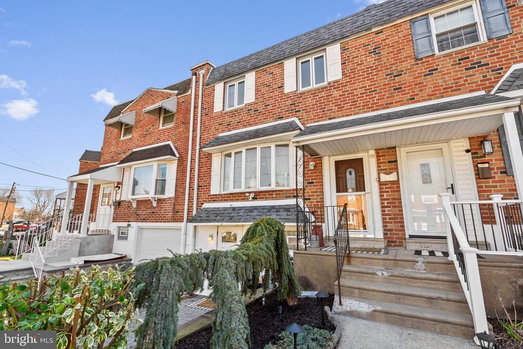 Image 4 of property listing at 12449 SWEET BRIAR RD, Philadelphia, PA 19154