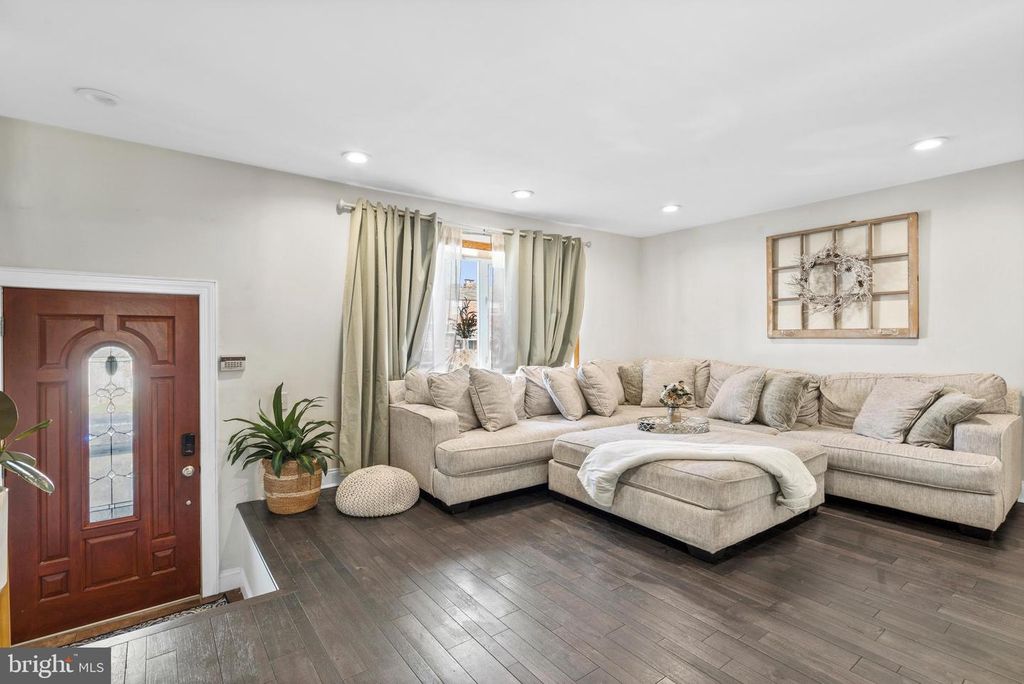 Image 7 of property listing at 12449 SWEET BRIAR RD, Philadelphia, PA 19154