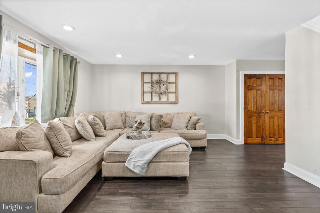 Image 8 of property listing at 12449 SWEET BRIAR RD, Philadelphia, PA 19154