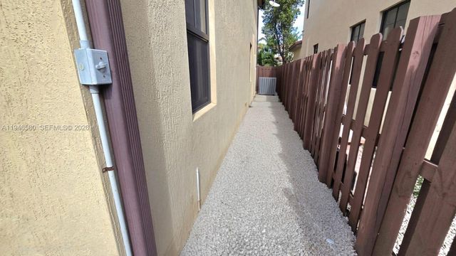 10032 NW 87th Ter, Doral, FL 33178