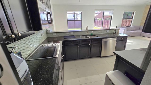 10032 NW 87th Ter, Doral, FL 33178