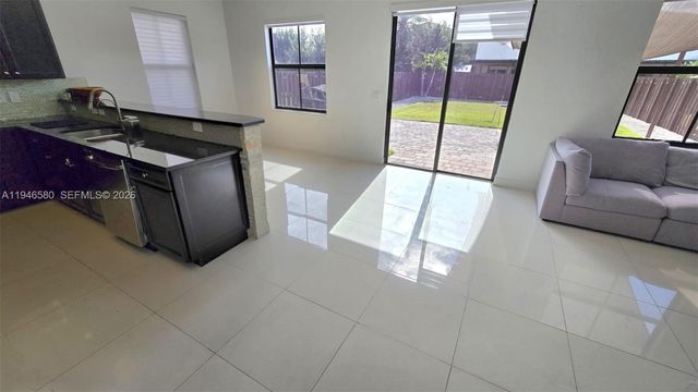 10032 NW 87th Ter, Doral, FL 33178