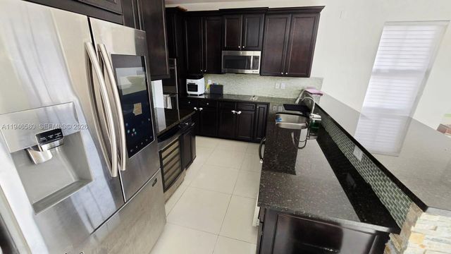 10032 NW 87th Ter, Doral, FL 33178