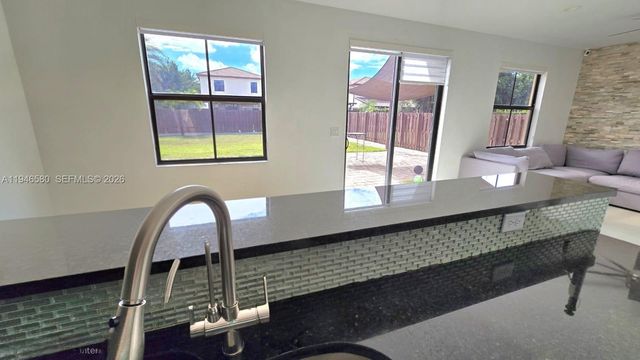 10032 NW 87th Ter, Doral, FL 33178