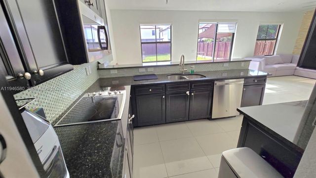 10032 NW 87th Ter, Doral, FL 33178