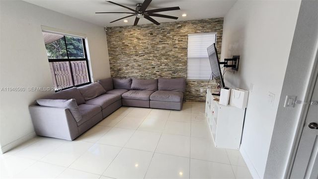 10032 NW 87th Ter, Doral, FL 33178