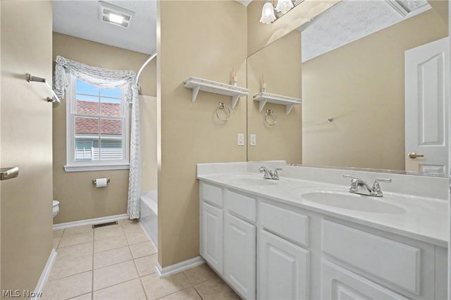 975 W Parkway Boulevard, Aurora, OH 44202