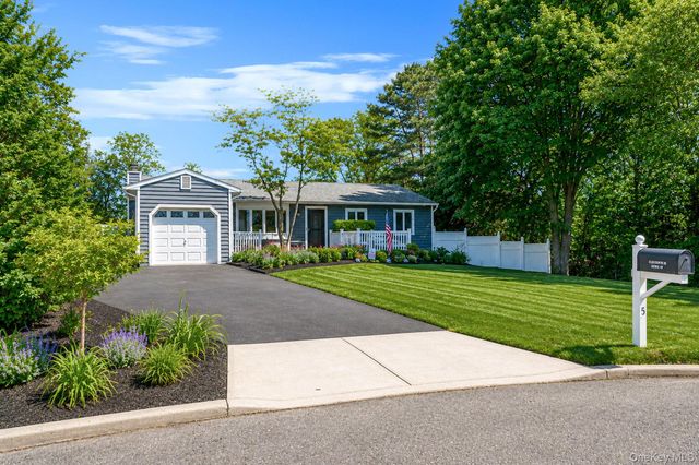 5 Megan Court, Bellport, NY 11713
