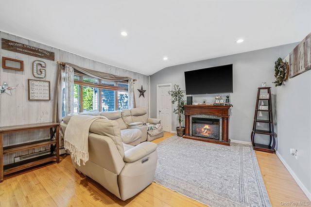 5 Megan Court, Bellport, NY 11713