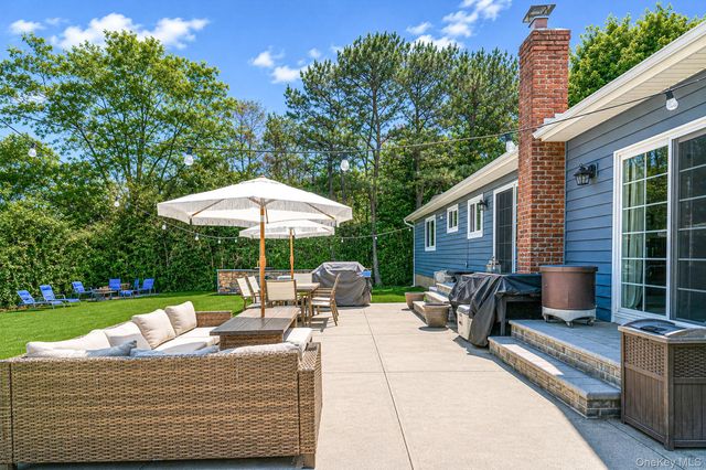 5 Megan Court, Bellport, NY 11713